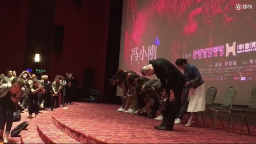 因《芳华》取消上映计划，冯小刚带领剧组数次鞠躬致歉。