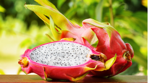 火龙果果皮含很多花青素，能保护人体免受自由基的损伤。