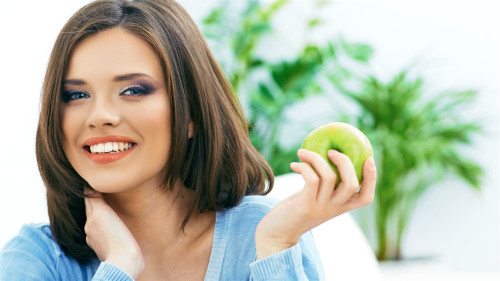 蘋果富含保濕因子，可供給肌膚充足的水分。