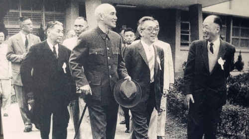 蒋介石经常与胡适共进晚餐，探讨国事，但他却拒绝任职。