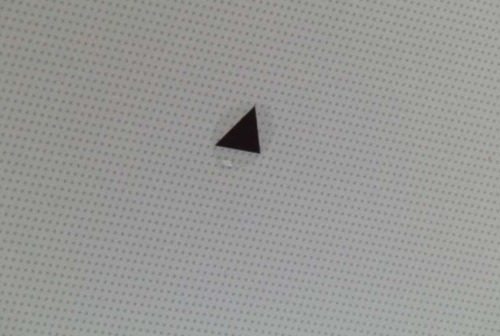 許多人不知道飛機機艙內部這個三角形的意義。