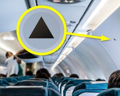您有注意過機艙內部這個三角標誌嗎?