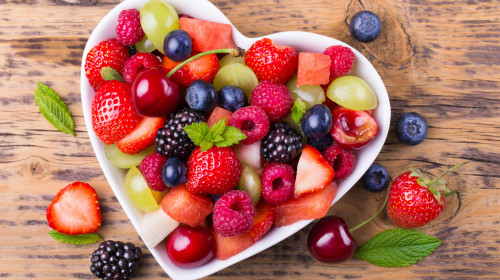 含有多酚类及花青素，可以抗氧化，抑制发炎，图为草莓等水果。