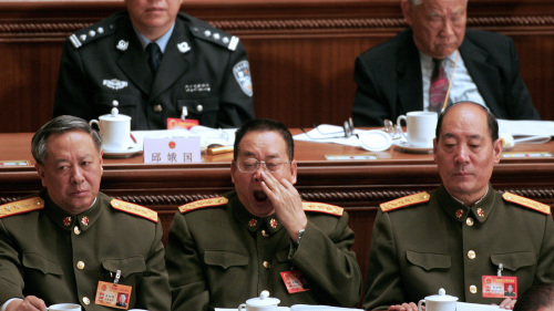 中共十八届代表资格审查委员会副主任李继耐（前右）