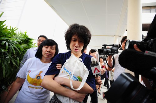 2015年7月6日，余彭杉走出新加坡法院。