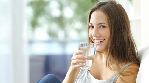 饭前半小时喝一杯水，增加饱腹感；饭后半小时，再喝一杯水，有助于保持身材。