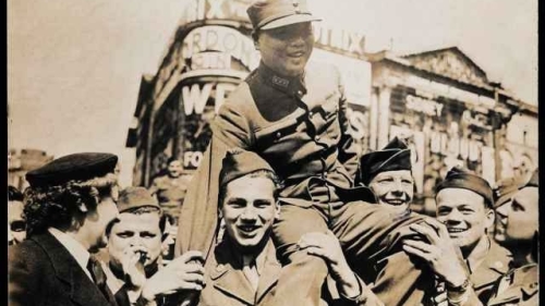 1945年抗战胜利，美军将国军举在肩上欢呼。