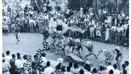 1945年9月3日，重慶民眾舞龍歡慶。