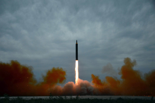 朝鲜发射中程战略弹道火箭Hwasong-12。