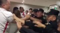 中超客隊球迷拒脫球衣遭警員暴打(圖)