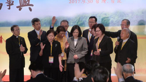 第17屆國家祈禱早餐會30日在台北國際會議中心舉行，本屆擬定「國家和‧萬事興」為主題，總統蔡英文（前右3）也就台灣如何尋求和諧之道發表演講，牧者團隊為蔡總統及國家祝福禱告。