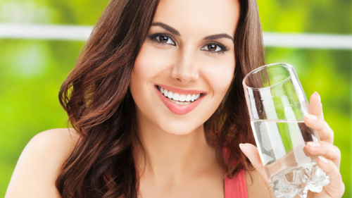 喝水可以缓解脾胃积热，改善口唇干裂。