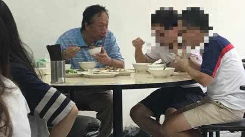 有民眾發現鴻海董事長郭台銘和2名同仁在臺灣小有名氣的北投金春發牛肉麵店吃飯。