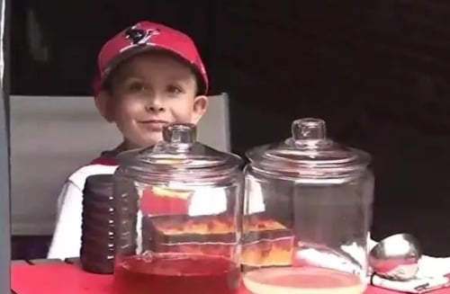 5歲男童擺攤賣茶飲 背後真相感動全世界