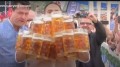 德男端29杯1升啤酒走40米创世界纪录(图视频)