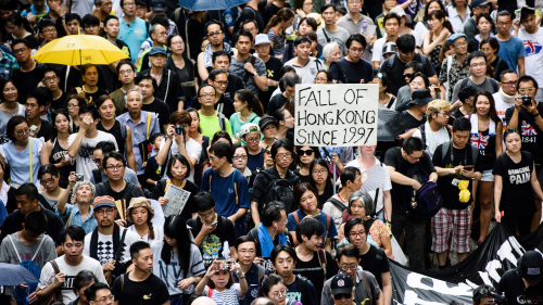 去年“香港各界庆典委员会”就于7月1日租用了维园足球场，并举办了一系列“庆祝香港回归20年”的活动，导致民阵无法沿用过往一直作为香港人七一大游行起点的维园足球场