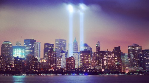 紐約世貿中心遺址按照傳統，發射兩道光柱以悼念當年死難者。