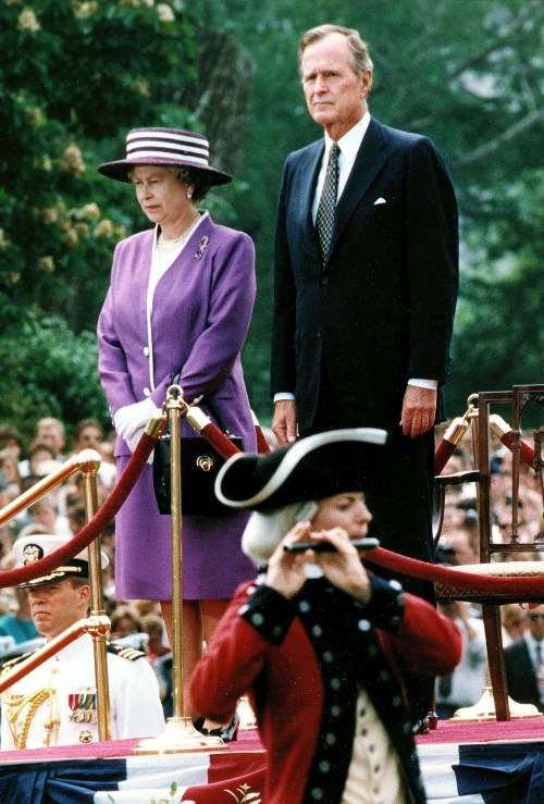 英国女王与第 51 任总统老布什