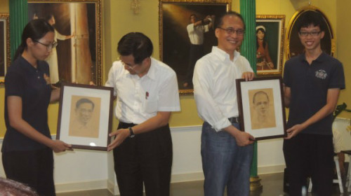 蔦松國中學生致贈即將卸任的行政院長林全（右二）一幅現場速描的畫像。