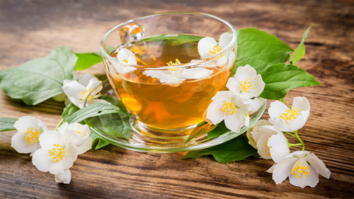茉莉花茶有舒缓喉咙痛、消炎、清热的功效。