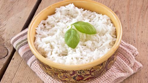 日本的白米煮出来的米饭闪闪发亮，香味十足。