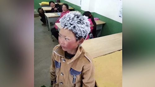 8岁男童王福满头顶冰霜