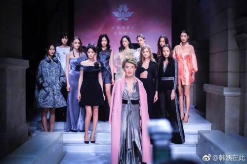 韩颖华曾担任美国福特模特经纪公司亚太区总裁，举办过世界国际超模大赛，培育许多国际超模，有“金牌模特儿教母”之称。