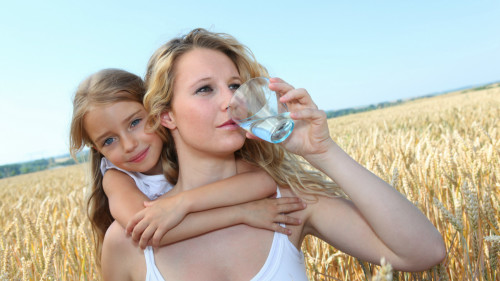 充足的水分對幫助腎臟排毒能起到關鍵作用。