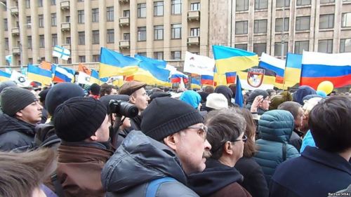 在2014年3月15日的莫斯科大规模示威游行中，人们抗议俄罗斯吞并克里米亚并支持乌克兰，集会现场可看到许多乌克兰国旗。(美国之音白桦拍摄)
