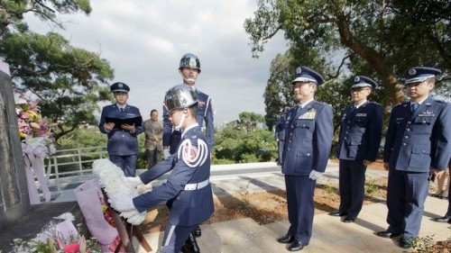 空军司令部官兵代表今天上午向“反共起义空军烈士之墓”献花致敬，并为首位驾机来归的反共义士杨得才正名，还原史实。