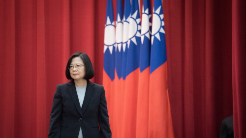 蔡英文表示，「只要沒有設政治前提，而且在對等原則之下，我相信沒有一個任何的台灣的總統會拒絕，甚至於我們也樂見可以與對岸的領導人見面」。
