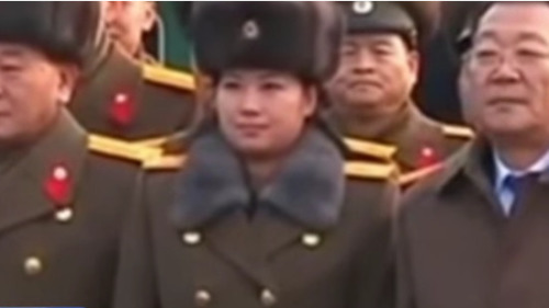 朝鮮「牡丹峰」樂團團長玄松月（中）。