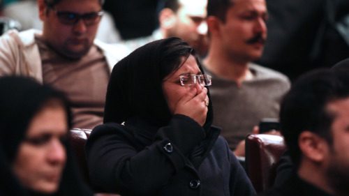 八天前与香港货船相撞的伊朗油轮“桑吉号”（Sanchi）船员的亲友2018年1月14日在伊朗首都德黑兰伊朗国际油轮中央大楼内痛哭。(16:9)