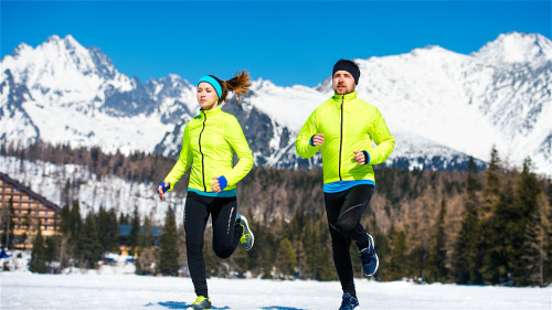 冬季氣溫低，跑步時務必穿著保暖的衣物。