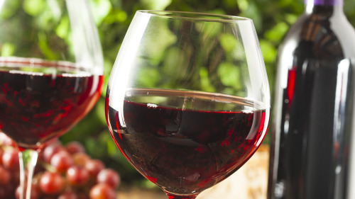 每天饮少量红酒可降低心血管疾病和相关死亡的风险。