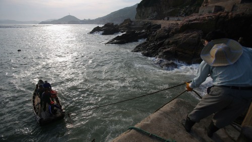 “桑吉号”沉没后，海上留有的油污带迅速扩散，但附近的舟山渔场未接到禁渔通知，渔民正常打渔。