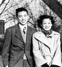 1949年底，穆旦和燕京大学才女周与良在美国佛州结婚。