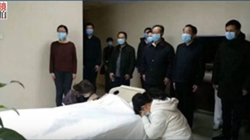 據視頻畫面，田聰明去世當時，連同哭泣的親屬，周圍還站了一圈戴口罩的黑衣人。