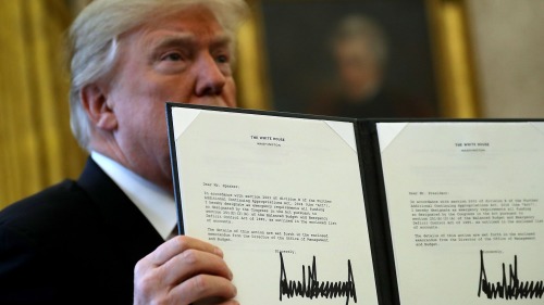 川普總統於2017年12月22日簽署《減稅及就業法》。