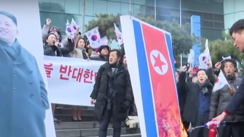 南韓民眾不滿玄松月到訪，在首爾車站焚燒國旗及金正恩肖像。