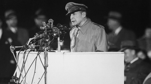 1951年4月19日，麦克阿瑟在国会发表了一场震撼人心的演说。