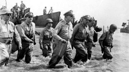 麦克阿瑟1944年10月回到菲律宾，他迫不及待的从军舰上涉水走上岸，在菲律宾总统陪同下宣布：我回来了！
