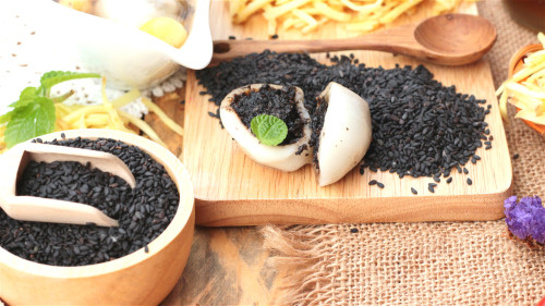 黑糯米被誉为“黑珍珠”，有补血养气的功效。