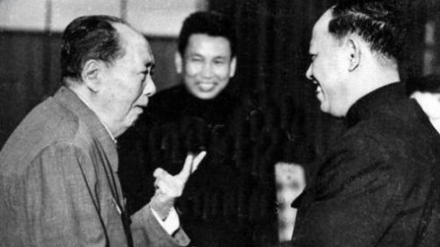 毛泽东接见并表扬柬埔寨的波尔布特。