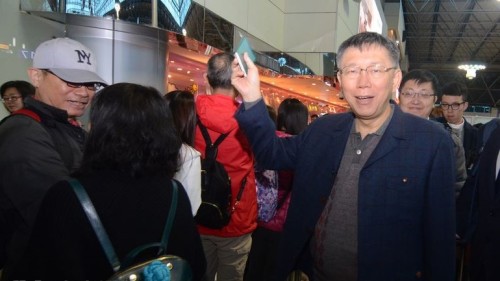 台北市长柯文哲（前右）27日率市府团队搭机前往荷兰、比利时、波兰与土耳其考察，登机前循着一般旅客正常的通关模式。