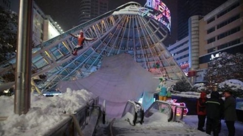 中国发暴雪预警积雪压碎商场棚顶酿3伤