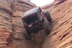 難以置信吉普車開上近乎垂直的岩壁(組圖)