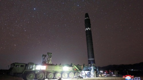 朝中社2017年11月30日發布圖片，顯示了能夠到達美國各地的Hwansong-15導彈。