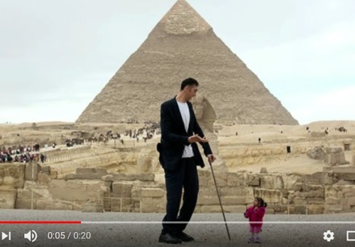 世界最高男与最矮女在金字塔前亮相