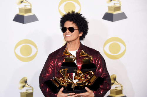 美国R&B歌手“火星人”布鲁诺（Bruno Mars）横扫本届葛莱美音乐奖6项大奖，意外成为最大赢家。